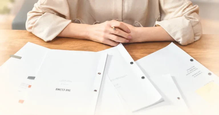 Pessoa analisando documentos para contratar plano de saúde empresarial como MEI